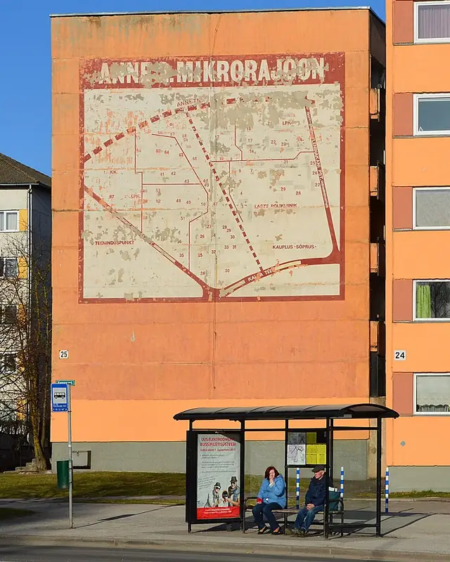 A street map of Annelinn painted on the end wall of an apartment block on Kaunase puiestee, a bus stop below